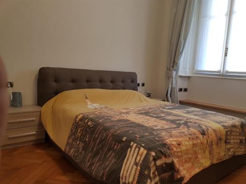 Large Flat City Centre في ميلانو: غرفة نوم عليها سرير وبطانية