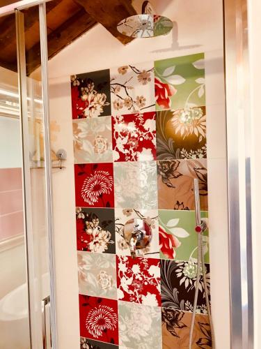 a wall in a bathroom with a floral wallpaper at Barbara’s rooms in Chioggia