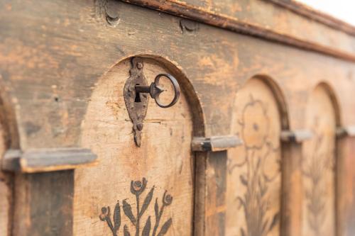 an old wooden door with a pair of scissors at Hotel Michelangelo in Sassuolo