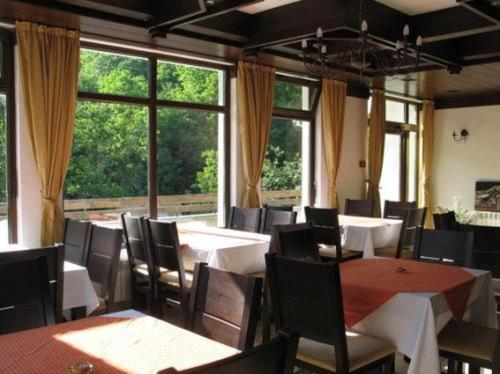 Restaurant o un lloc per menjar a Villa Cherven