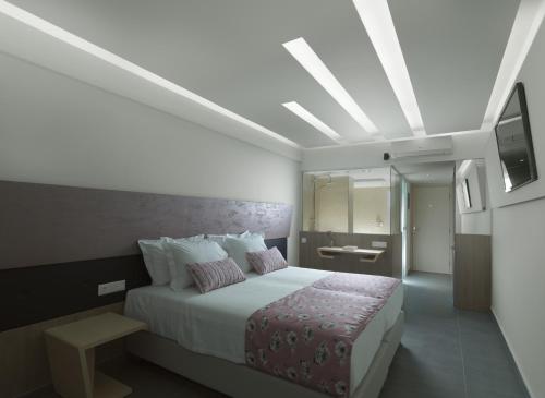 Кровать или кровати в номере Melrose Rethymno by Mage Hotels