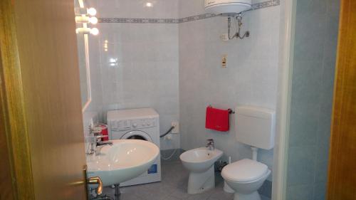 A bathroom at Condominio Simma 2
