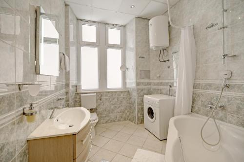 La salle de bains est pourvue d'un lavabo, de toilettes et d'une baignoire. dans l'établissement The Beachfront Dubrovnik Old Town, à Dubrovnik