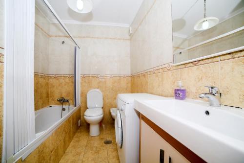 ナザレにあるapartamentos Quebra-Marのバスルーム(洗面台、トイレ、バスタブ付)