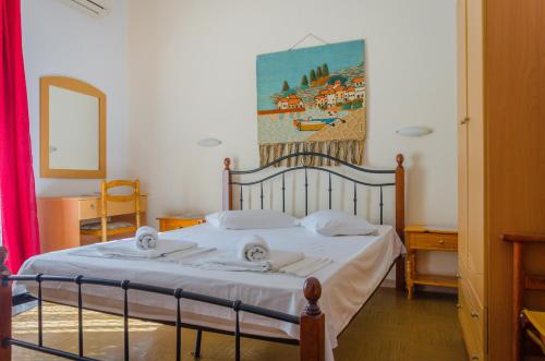 パナギアにあるHotel Theoのベッドルーム1室(ベッド1台付)が備わります。壁には絵画が飾られています。