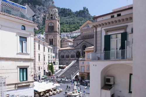 uma vista para uma rua da cidade com uma torre do relógio em La Bambagina em Amalfi