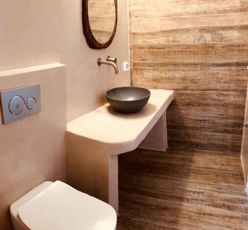 a bathroom with a bowl sink and a toilet at Aeris in Koufonisia