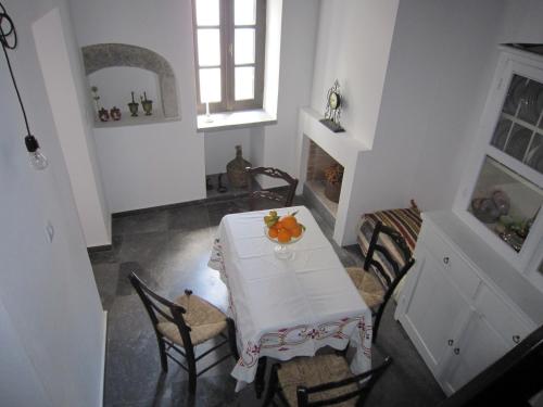 une salle à manger avec une table et des chaises blanches dans l'établissement House of memories, à Neápolis