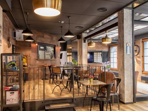 une salle avec des tables et des chaises dans un restaurant dans l'établissement Hotel Napoleon Susa, à Suse