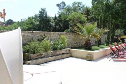 Taman di luar Le Clos des Troubadours
