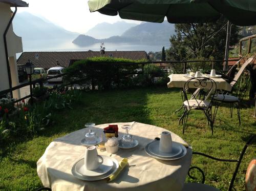 a table with plates of food on top of a yard at Appartamento bianco in Menaggio