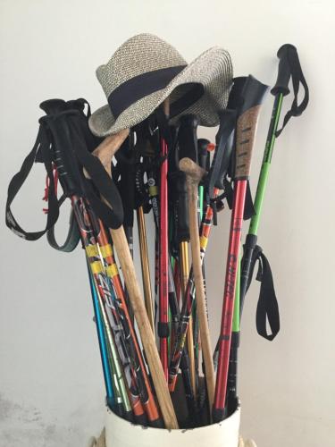 a cup full of baseball bats and hats at Linar Do Rei in Linares