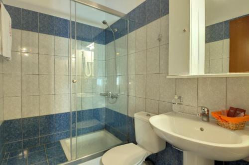 Koupelna v ubytování Acrothea Hotel