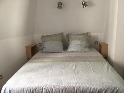 Un pat sau paturi într-o cameră la Duplex Little Cottage