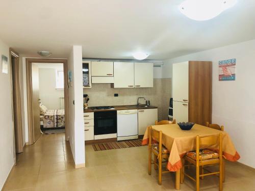 Appartamento sul mare في فرانكافيلا أل ماري: مطبخ وغرفة طعام مع طاولة وكراسي