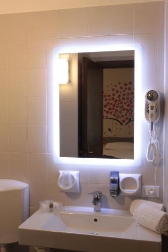 a bathroom with a sink and a mirror at Albergo Al Cacciatore Tortellinando in Valeggio sul Mincio