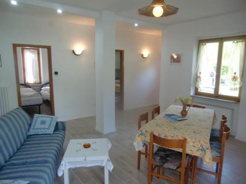 萊德羅的住宿－Casa Piva，客厅配有沙发和桌子