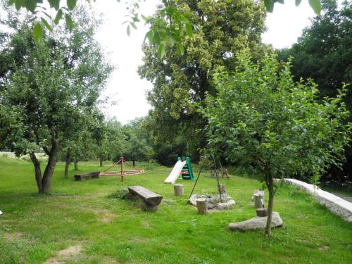 Un jardín fuera de Penzion Hugo