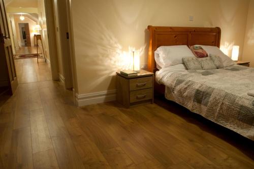 Postel nebo postele na pokoji v ubytování Emy Lakehouse - near Castle Leslie, Glaslough