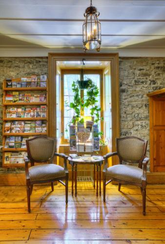 a dining room with a table and two chairs at Auberge Baker in Chateau Richer