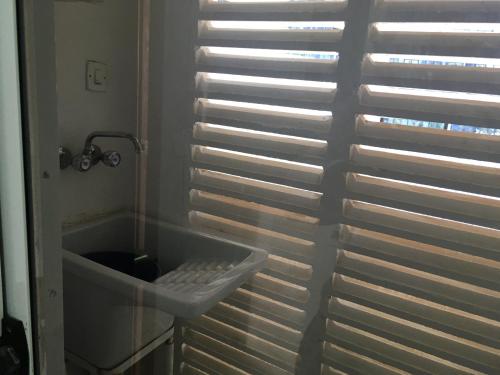 ベニドルムにあるTropic Marのブラインド付きの窓のあるバスルームが備わります。