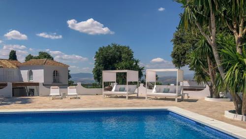 basen z krzesłami i altana obok domu w obiekcie B&B Casa Luz del Sur, adults only w mieście Alhaurín el Grande