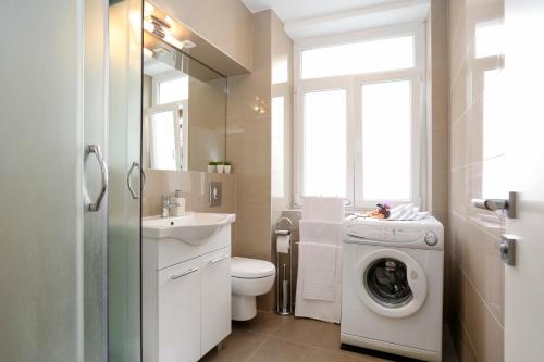 MARTON & MARTINIS SUPERIOR APARTMENTS - spacious one-room apartments - excellent location within walking distance of Diocletian's Palace and Bacvice Beach - the best restaurants within walking distance