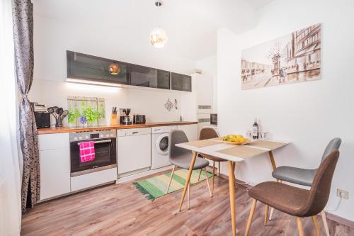 una cucina con tavolo e sedie in una stanza di 10 Min. Downtown - 2 Bedrooms - Parking a Vienna