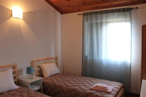 Un dormitorio con dos camas y una ventana en Casa do Batista, en Britiande