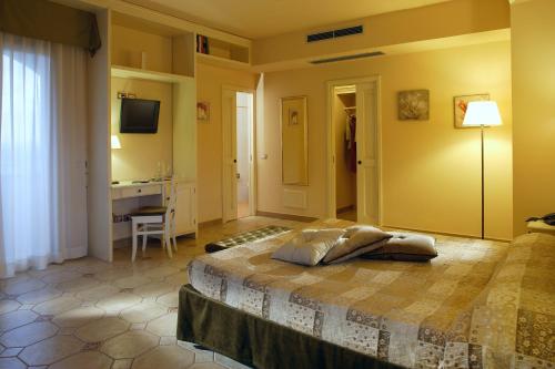a bedroom with a bed and a desk in a room at Tenuta Del Perugino in Bettona