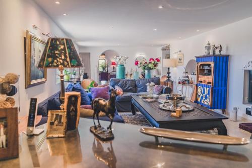 塞居勒的住宿－麥森薩迪娜住宿加早餐旅館，客厅配有蓝色的沙发和桌子