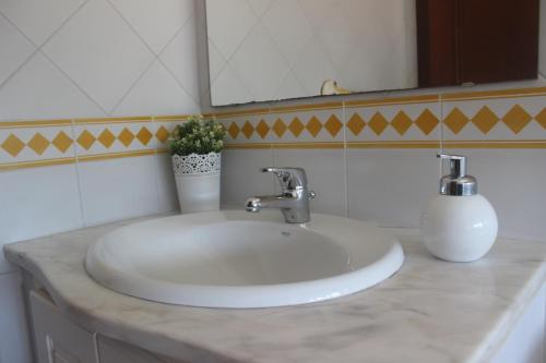 FamalicãoにあるCasa da Cilinhaのバスルーム(白い洗面台、鏡付)