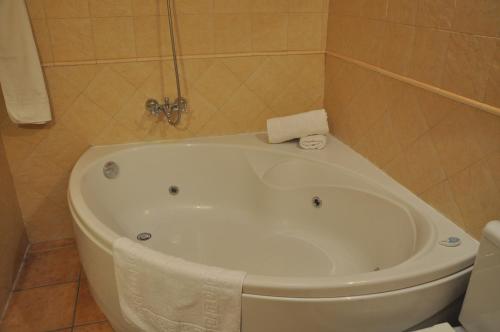 El baño incluye bañera blanca y aseo. en Casa Rural El Pajar del Portalico, en Letur