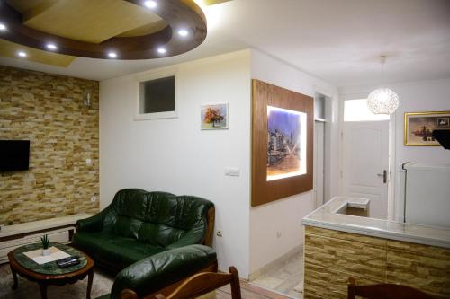 Televisyen dan/atau pusat hiburan di Apartments MM