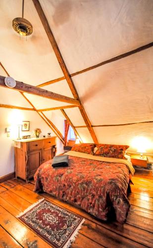 a bedroom with a bed in a room at Auberge Baker in Chateau Richer