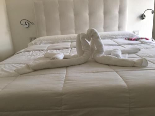 a bed with a towel animal made out of towels at B&B Somiar in San Teodoro