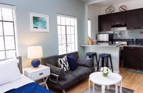 a living room with a couch and a kitchen at Broadlind Hotel in Long Beach