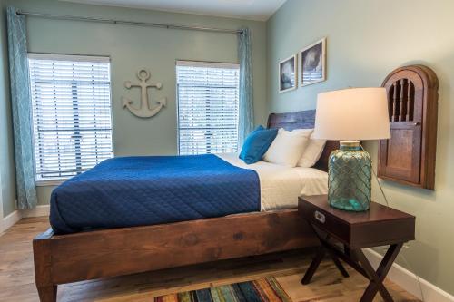 a bedroom with a bed and a table with a lamp at Broadlind Hotel in Long Beach