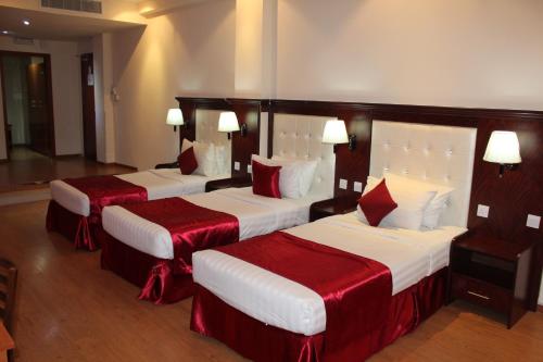 Postel nebo postele na pokoji v ubytování Grand Nova Hotel