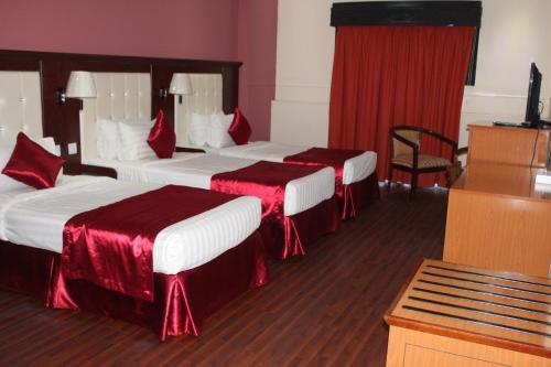 Postel nebo postele na pokoji v ubytování Grand Nova Hotel