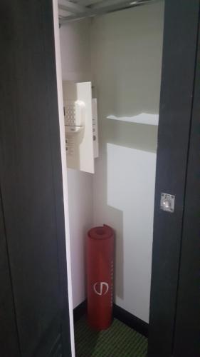 a room with a red trash can in a room at S Hotel Kingston in Kingston