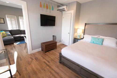 a bedroom with a bed and a living room at Broadlind Hotel in Long Beach