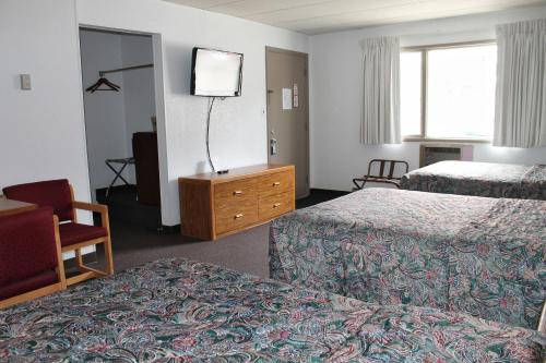 ein Hotelzimmer mit 2 Betten und einem Spiegel in der Unterkunft Budget Host Crestview Inn in Sault Ste. Marie