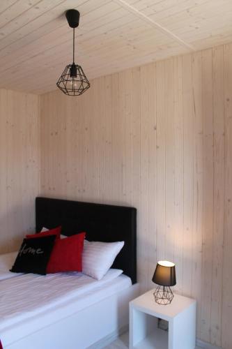 Tempat tidur dalam kamar di Domki Norda II