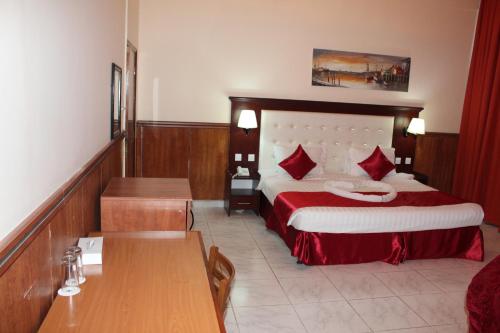 Postel nebo postele na pokoji v ubytování Grand Nova Hotel