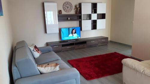 Il comprend un salon doté d'un canapé et d'une télévision à écran plat. dans l'établissement Rocha Apartment Plus, à Portimão