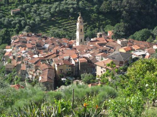 a village with a clock tower and a city at O Recanto in Vallebona