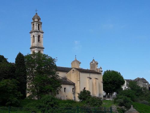 un vieux bâtiment avec une tour d'horloge sur une colline dans l'établissement d17 studio pietra, à Mucchio