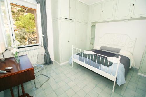 una camera con letto, scrivania e finestra di Agata Apartment Camogli a Camogli
