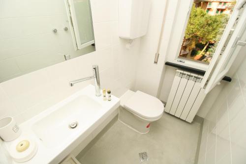 bagno bianco con lavandino e servizi igienici di Agata Apartment Camogli a Camogli